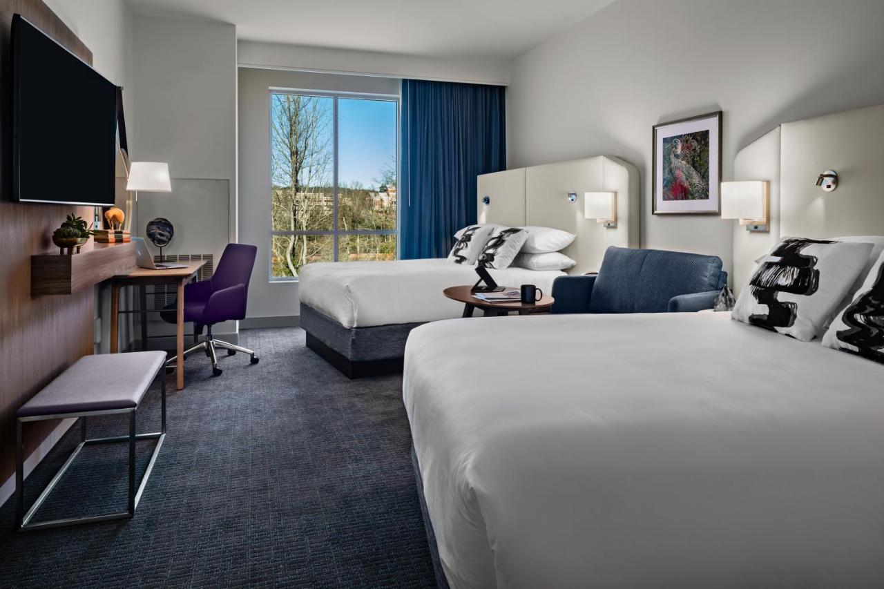 Premium Queen Room with Tub and City View - Mobility Accessible